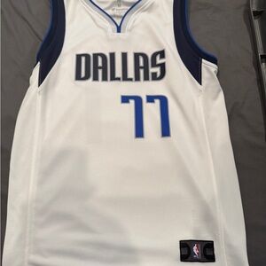 Luka Doncic Fanatics White and Blue Dallas Basketball KIDS M Jersey